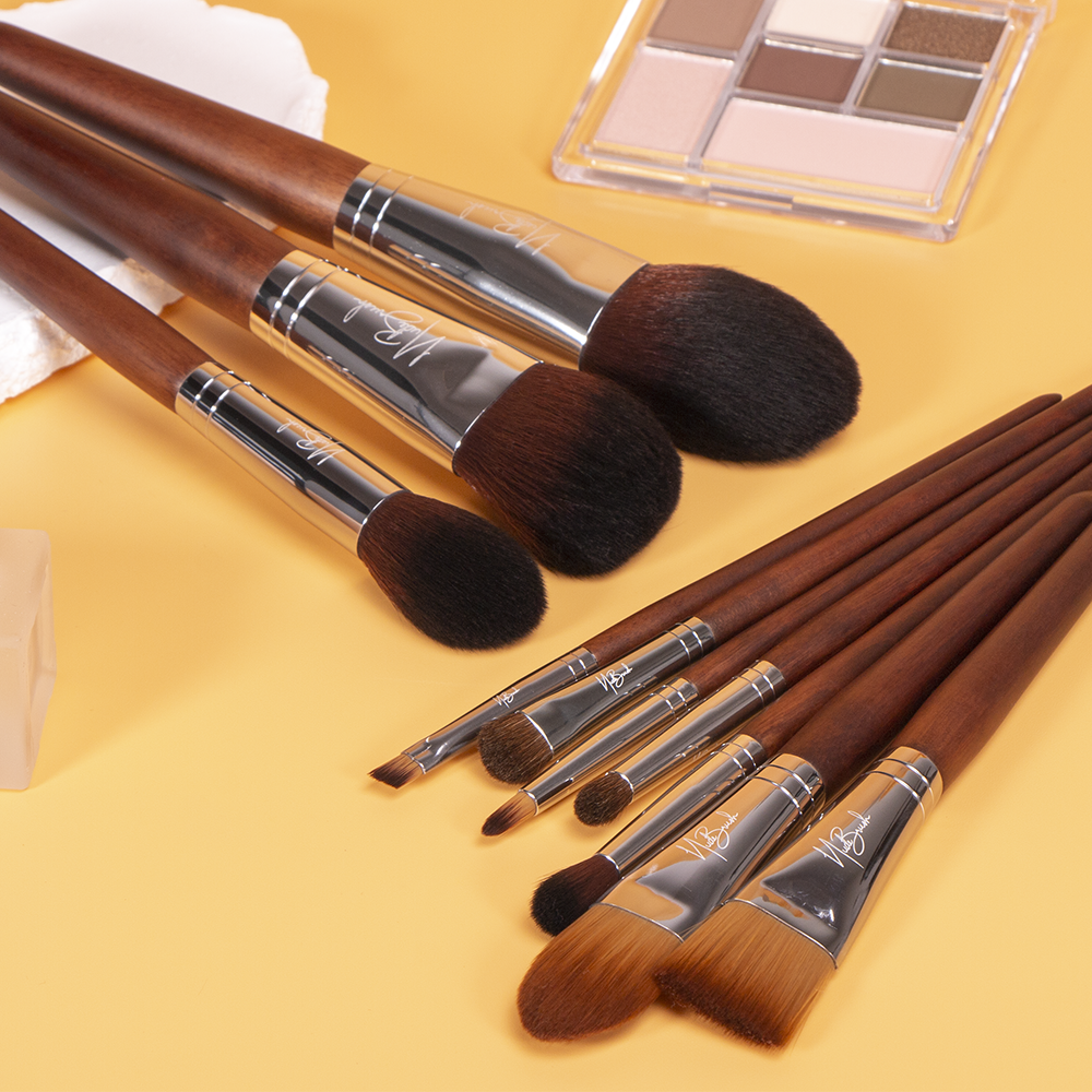 The wooden brown brush full set