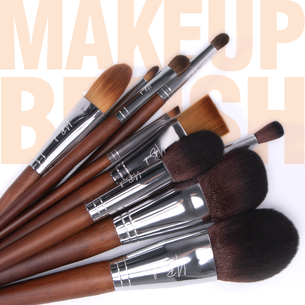 The wooden brown brush full set