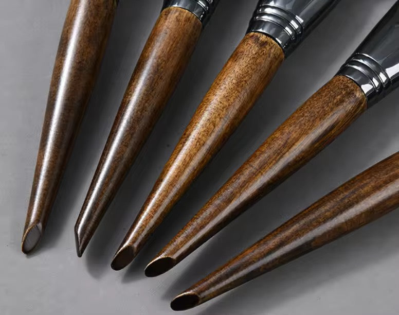 The wooden brown brush full set