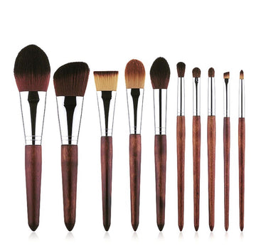 The wooden brown brush full set